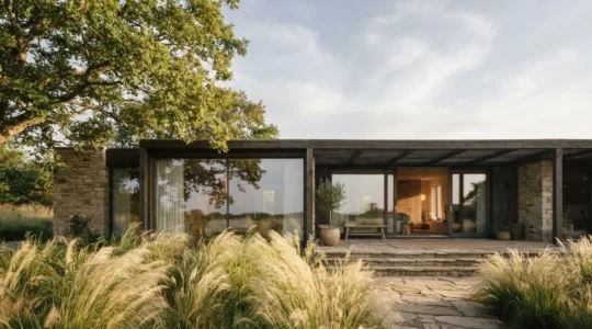 Maison contemporaine bioclimatique captant la lumière du soleil, la brise et la fraîcheur du jardin environnant
