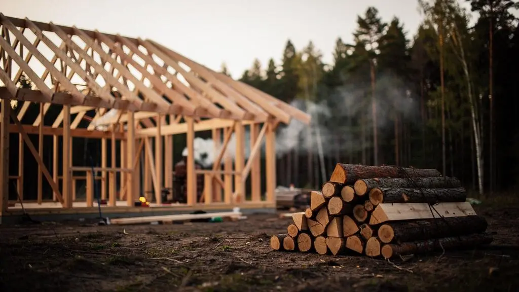 Charpente en bois massif d'une maison en construction, illustrant l'utilisation durable du bois pour bâtir, isoler et chauffer